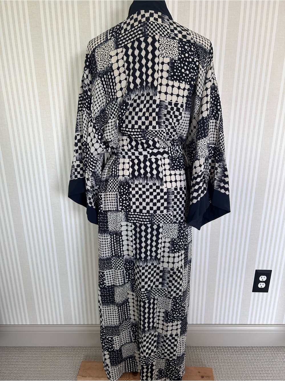 VTG Natori from Saks Fifth Ave Long Robe Navy/Cream with Kimono Sleeves Medium - Picture 2 of 10